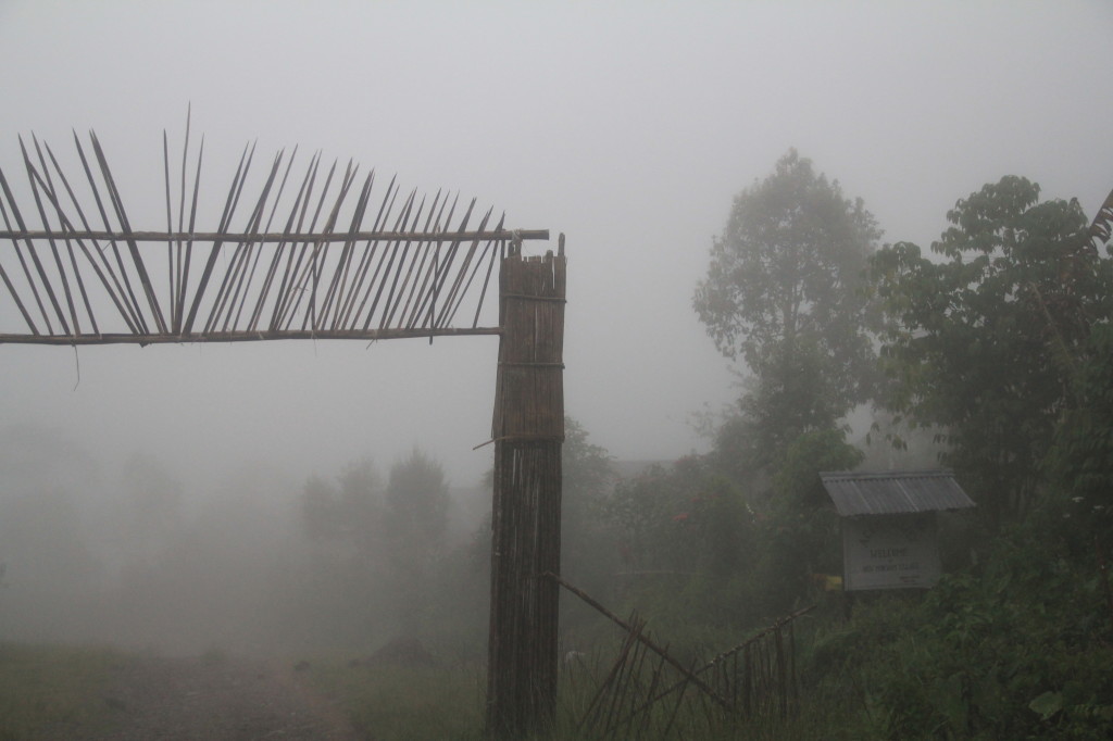 The road to Mokwam - entering the village