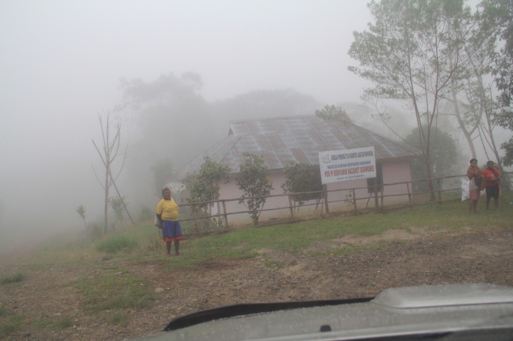 The road to Mokwam - entering the village