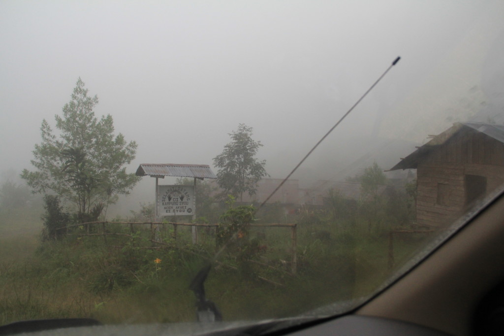 The road to Mokwam - entering the village