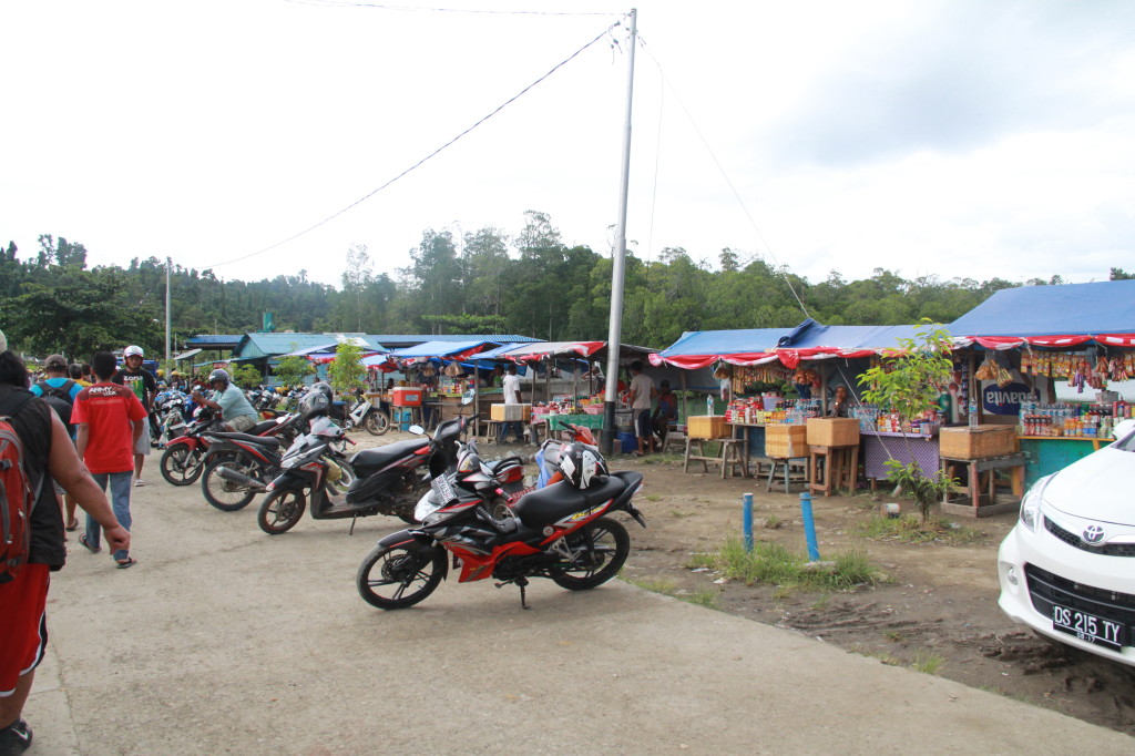 Food stalls with "Ojek" taxis waiting in front